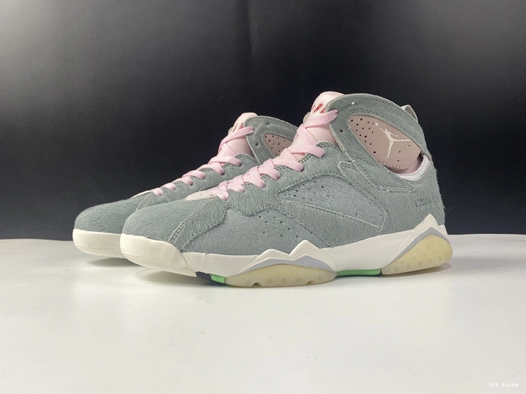 Neutral CT8528-002 - Grey 7 Retro Jordan 0209